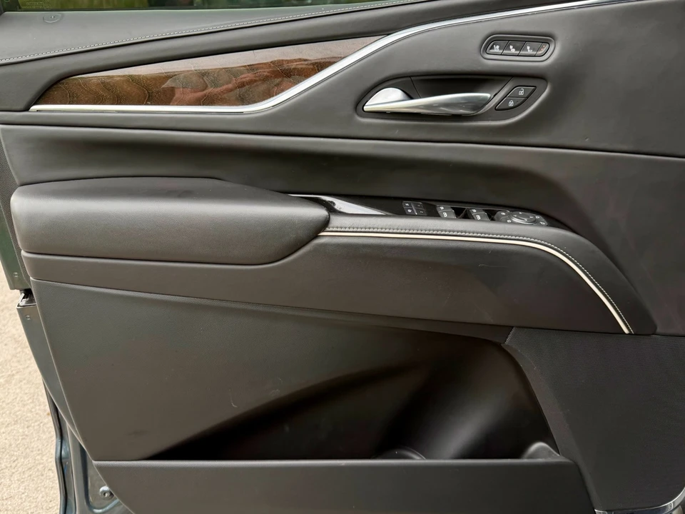 2021 Cadillac Escalade 5th Gen - Image 29 of 31