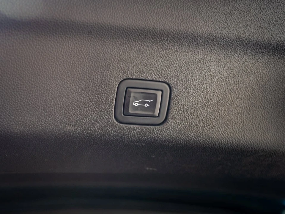 2021 Cadillac Escalade 5th Gen - Image 19 of 21