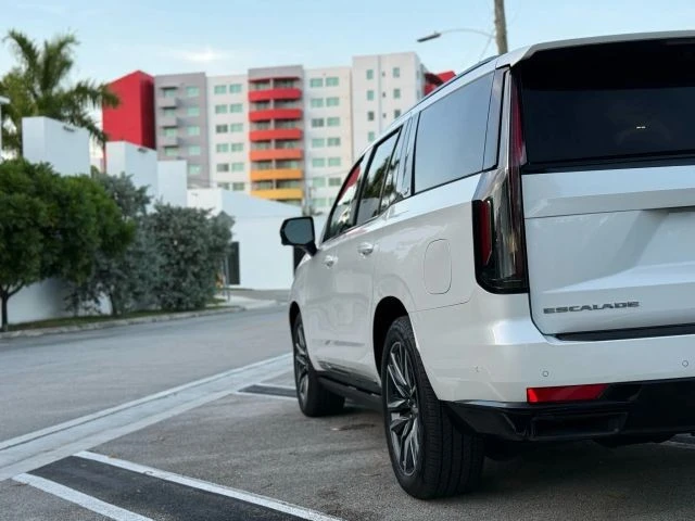 2021 Cadillac Escalade 5th Gen - Image 16 of 21