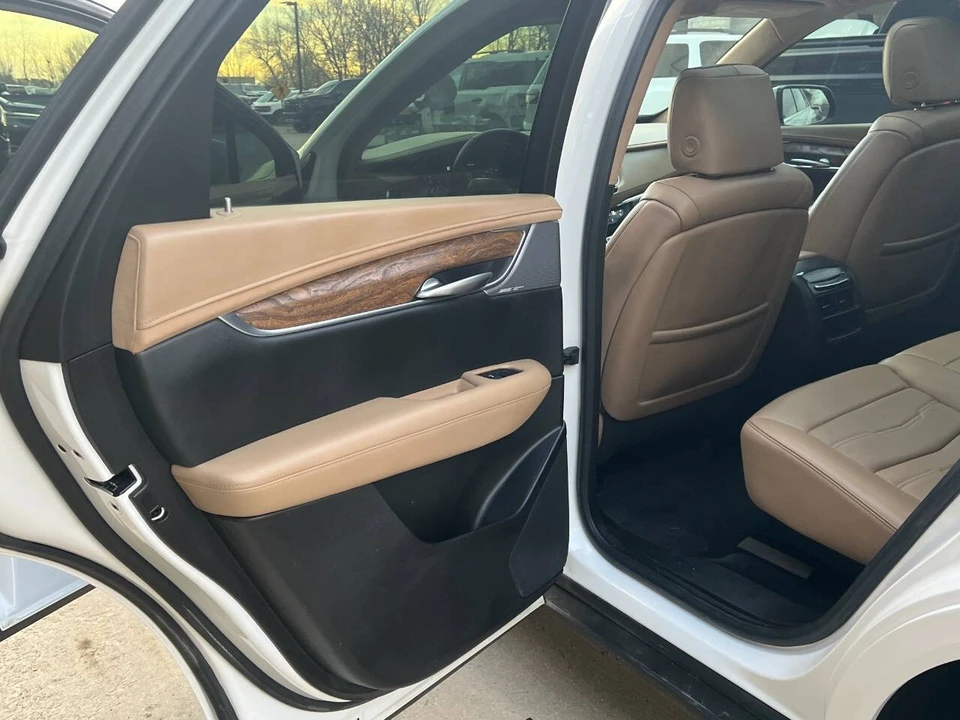 2021 Cadillac XT5 - Image 18 of 21