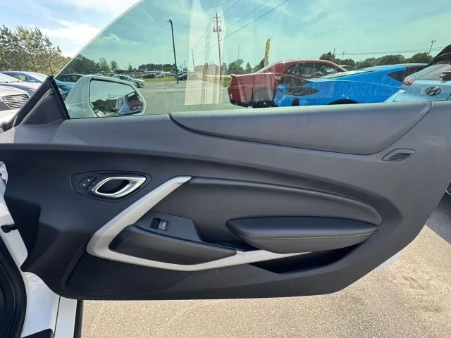 2021 Chevrolet Camaro - Image 10 of 31