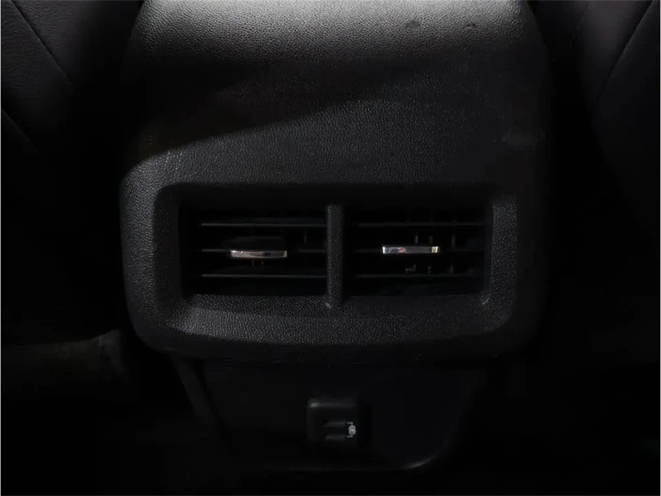 2021 Chevrolet Equinox - Image 24 of 31