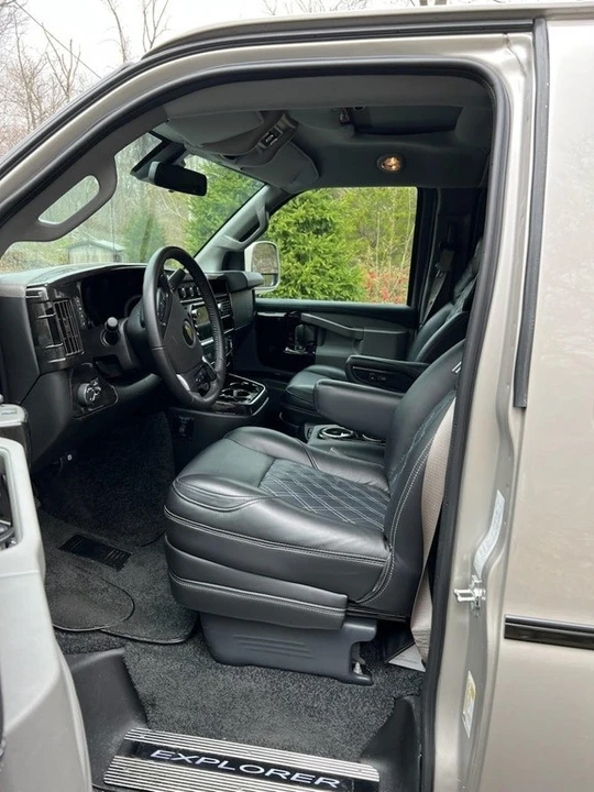 2021 Chevrolet Express - Image 7 of 10