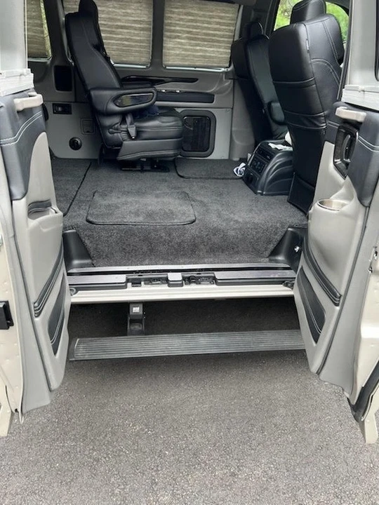 2021 Chevrolet Express - Image 5 of 10