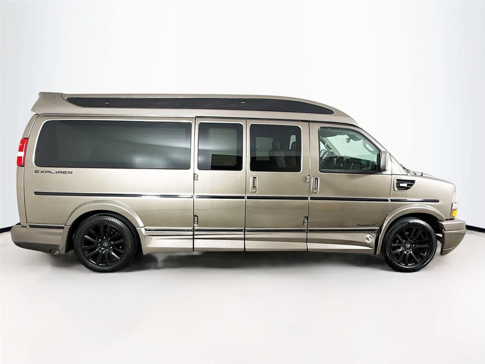 2021 Chevrolet Express - Image 13 of 17