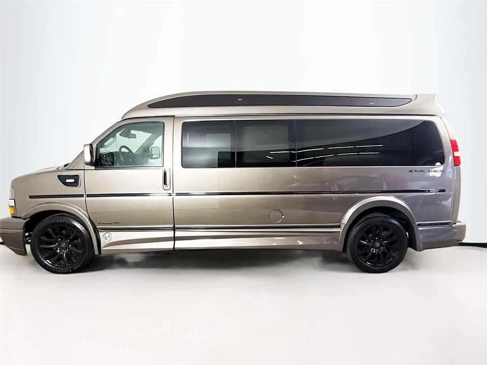 2021 Chevrolet Express - Image 11 of 17