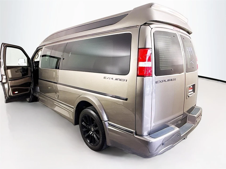 2021 Chevrolet Express - Image 17 of 17