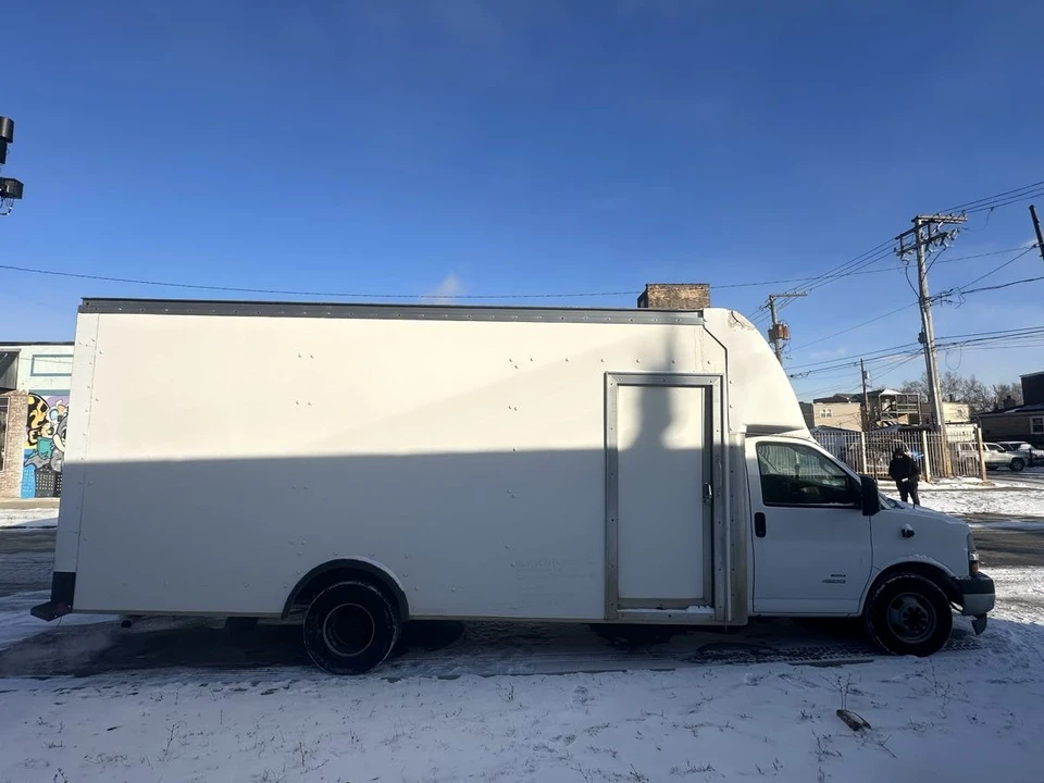 2021 Chevrolet Express - Image 10 of 21