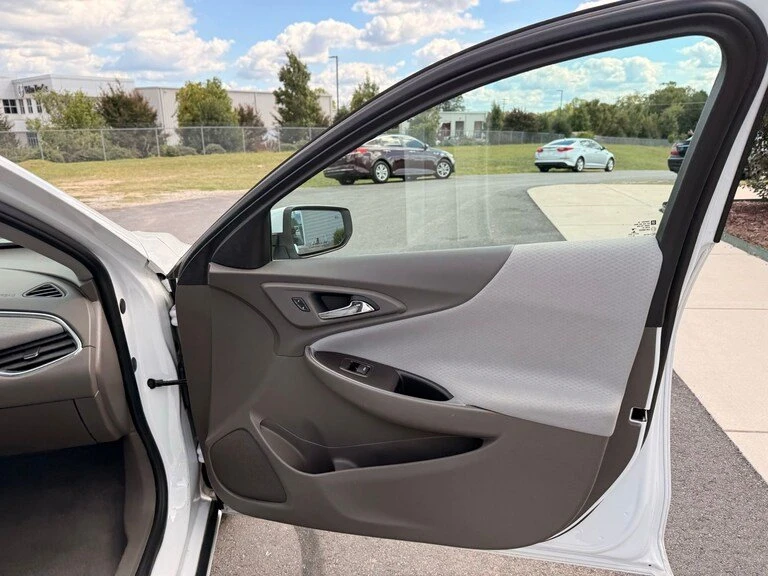 2021 Chevrolet Malibu - Image 16 of 17