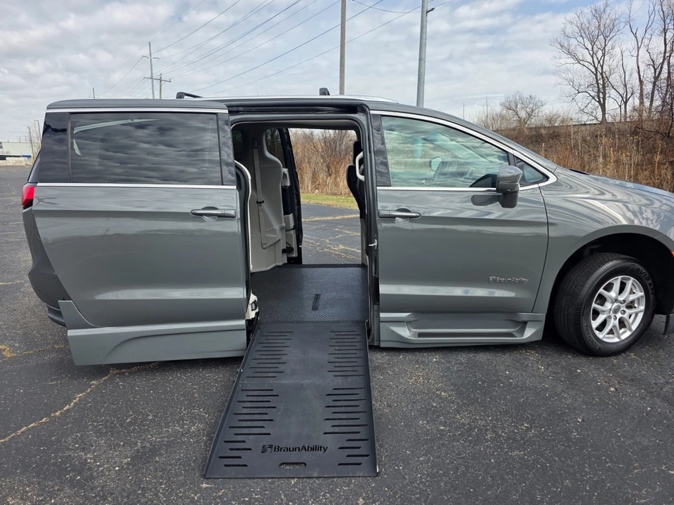 2021 Chrysler - Image 2 of 21