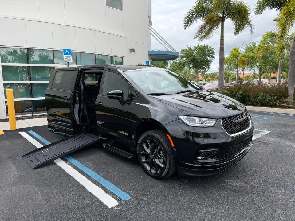 2021 Chrysler - Image 2 of 21