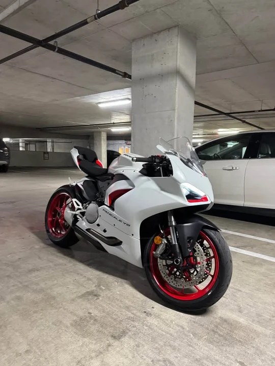 2021 Ducati V2 - Image 3 of 4