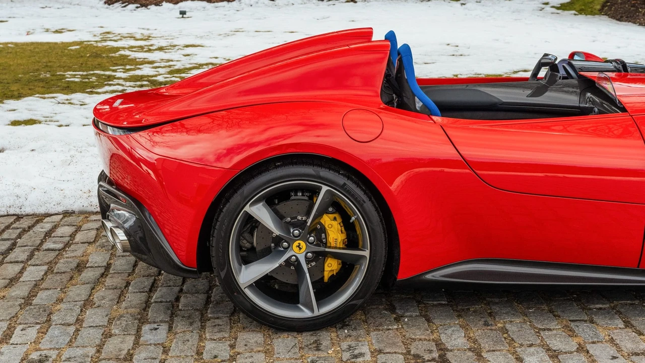 2021 Ferrari Monza SP2 - Image 21 of 31