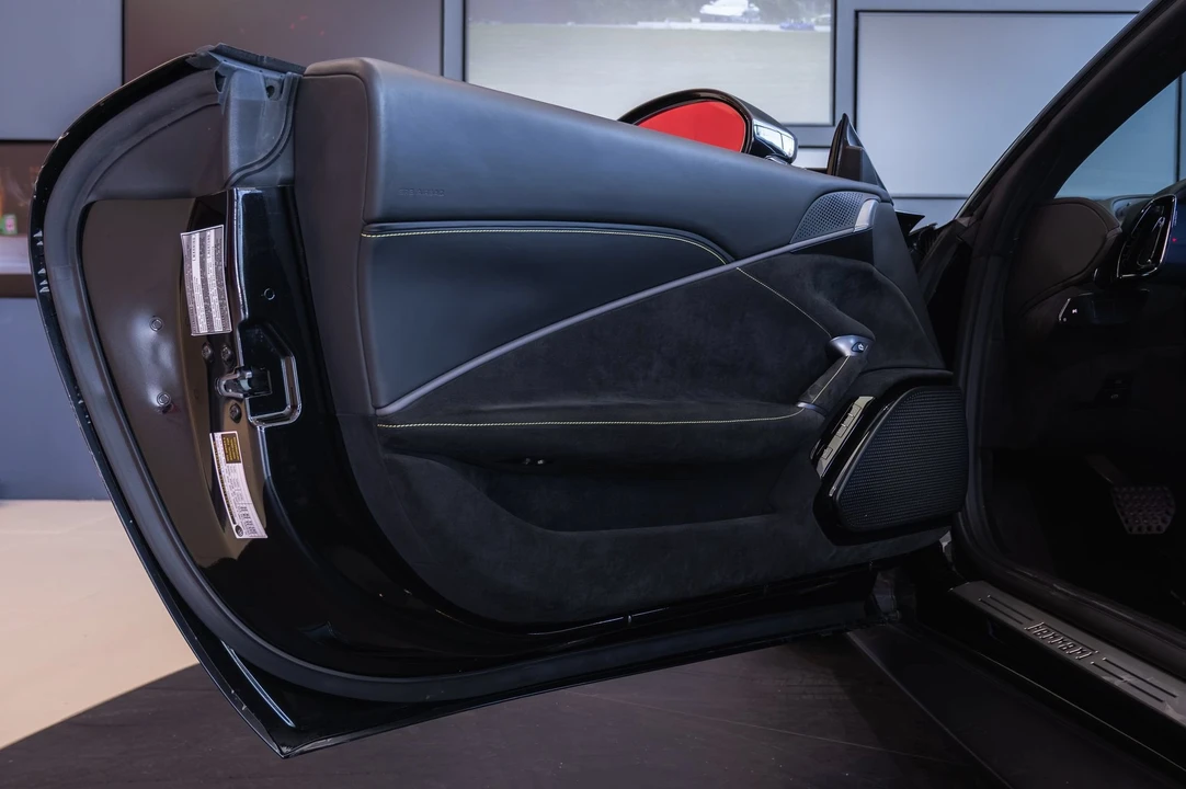2021 Ferrari Roma - Image 16 of 31