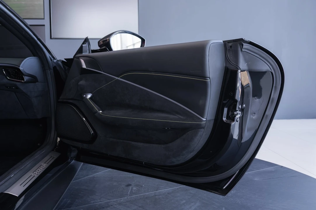 2021 Ferrari Roma - Image 28 of 31