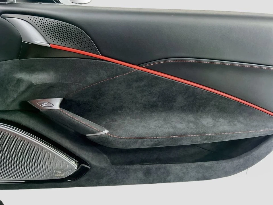 2021 Ferrari Roma - Image 24 of 31