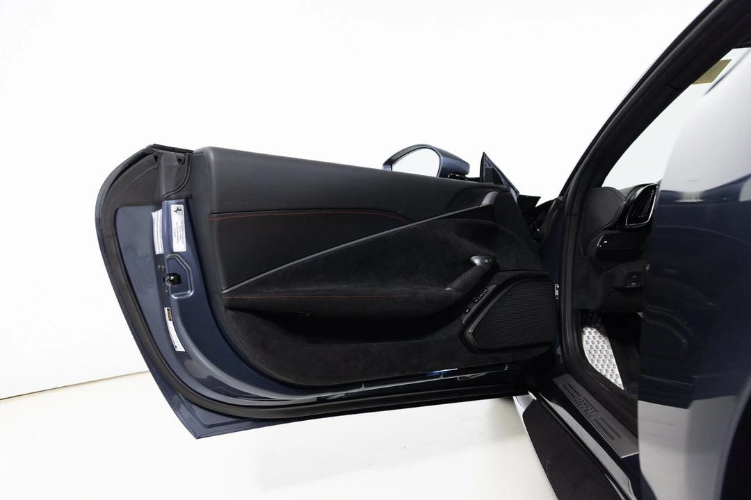 2021 Ferrari Roma - Image 17 of 31