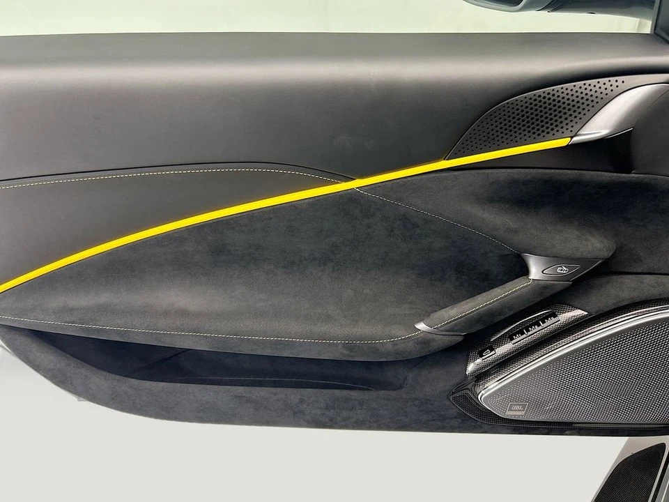 2021 Ferrari Roma - Image 23 of 31