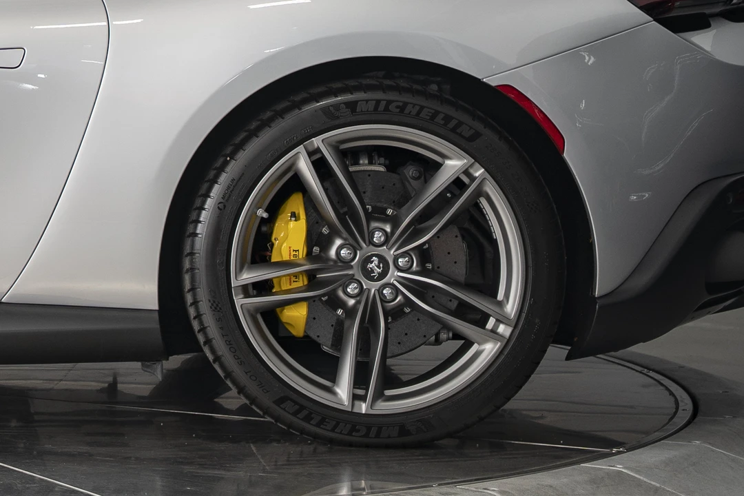 2021 Ferrari Roma - Image 16 of 31