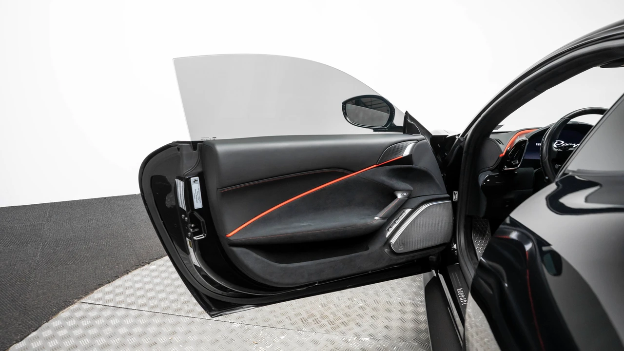 2021 Ferrari Roma - Image 12 of 31