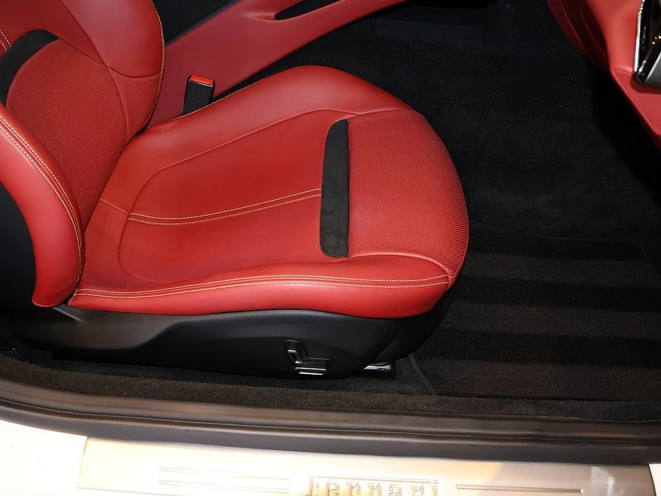 2021 Ferrari Roma - Image 18 of 31