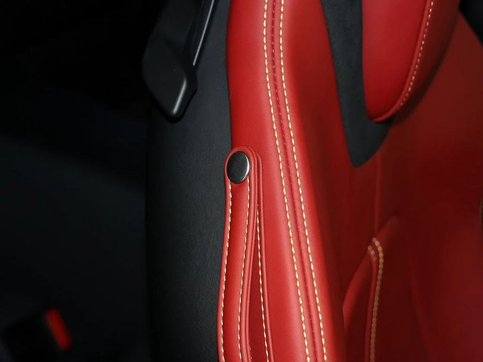 2021 Ferrari Roma - Image 27 of 31