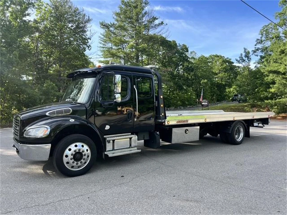 2021 Freightliner - Image 2 of 19