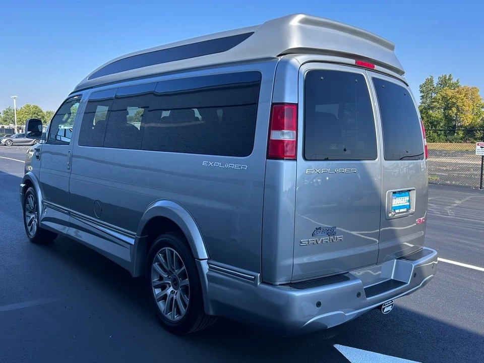 2021 GMC Savana - Image 17 of 21