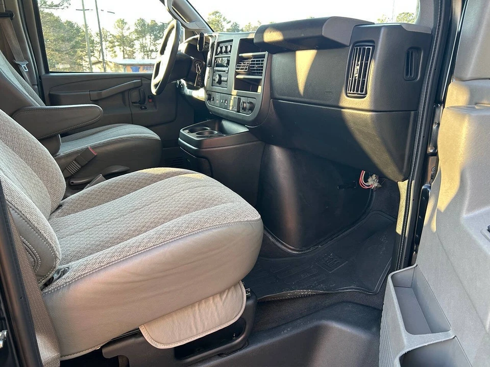 2021 GMC Savana - Image 11 of 21