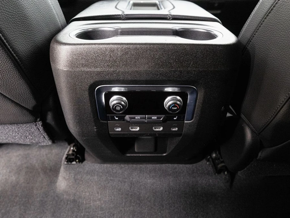 2021 GMC Yukon 5th Gen - Image 28 of 31