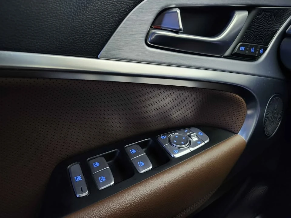 2021 Genesis G70 - Image 10 of 15
