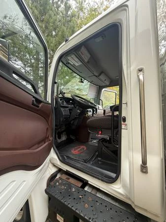 2021 Hino 268 - Image 4 of 12