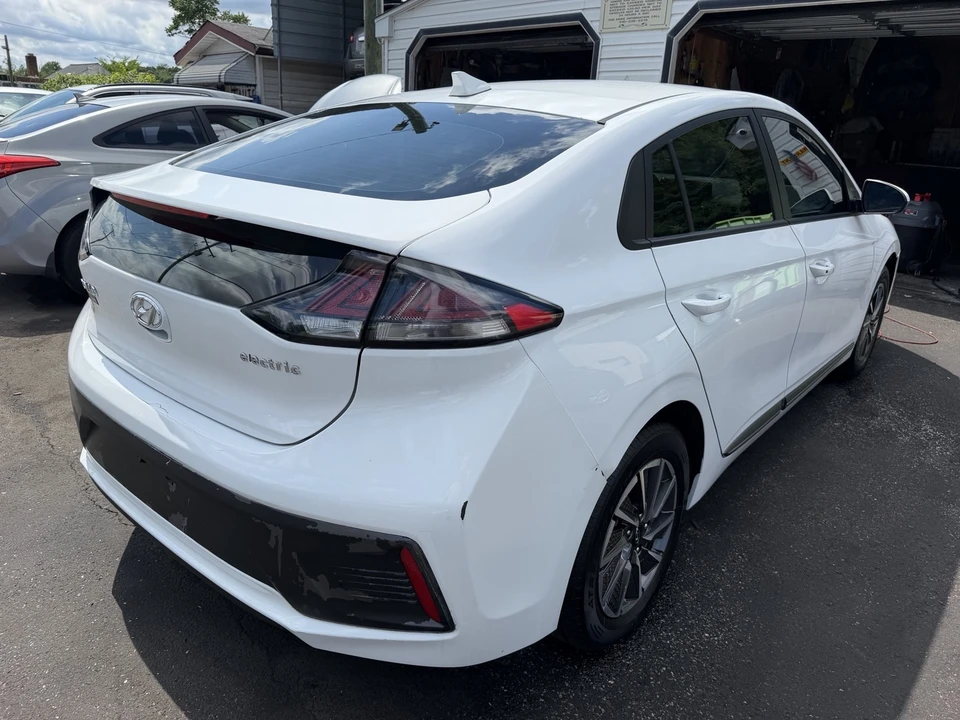 2021 Hyundai - Image 8 of 18