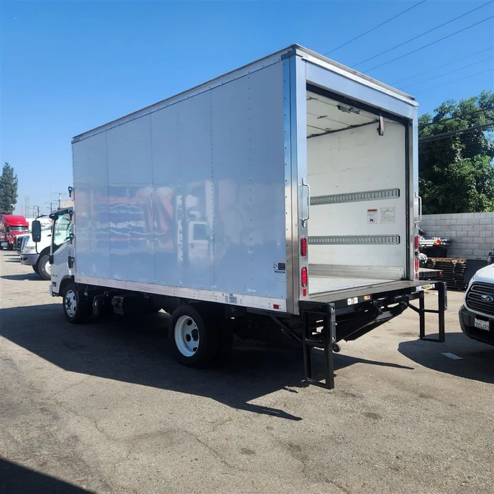 2021 Isuzu Elf - Image 9 of 12
