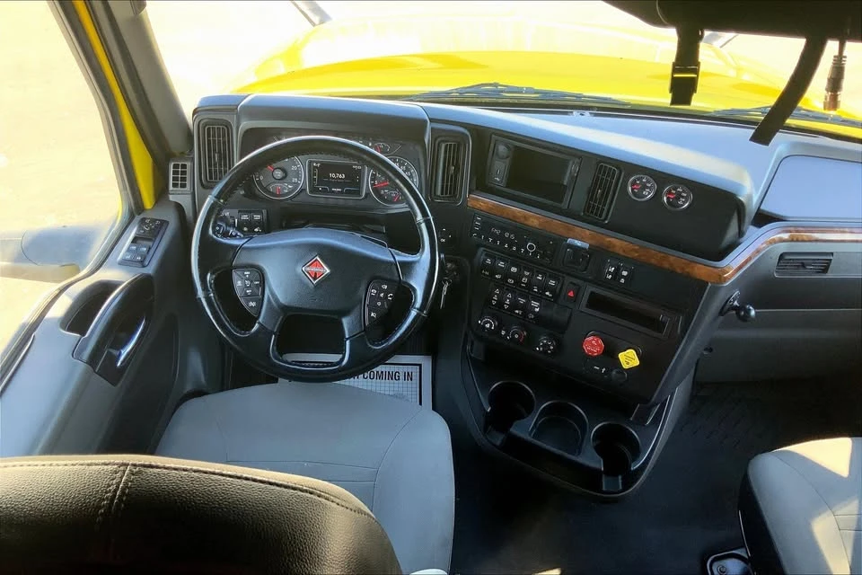 2021 International LT - Image 4 of 6