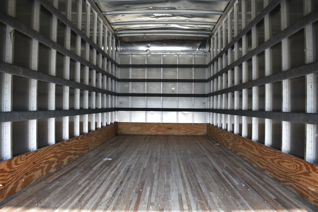 2021 Isuzu Elf - Image 11 of 19