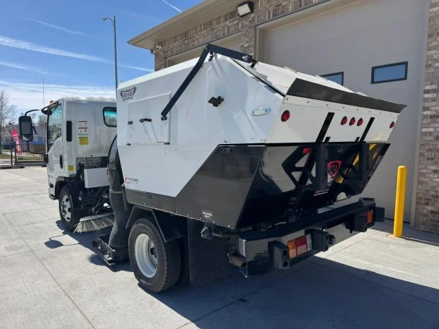 2021 Isuzu Elf - Image 12 of 21
