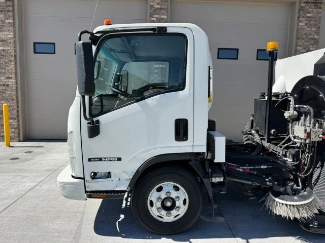 2021 Isuzu Elf - Image 2 of 31
