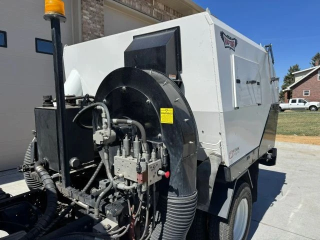 2021 Isuzu Elf - Image 6 of 31