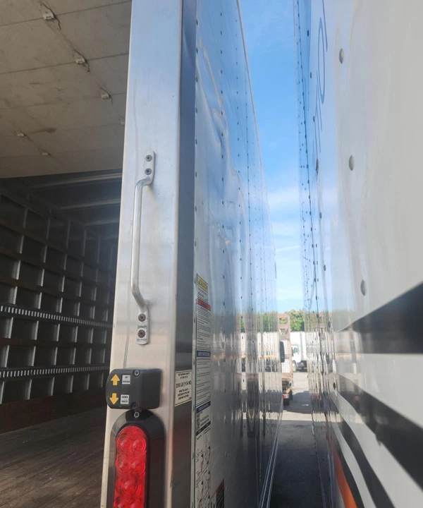 2021 Isuzu Elf - Image 19 of 31