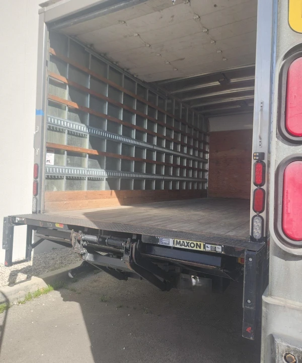 2021 Isuzu Elf - Image 18 of 31