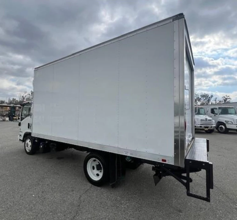 2021 Isuzu Elf - Image 6 of 12