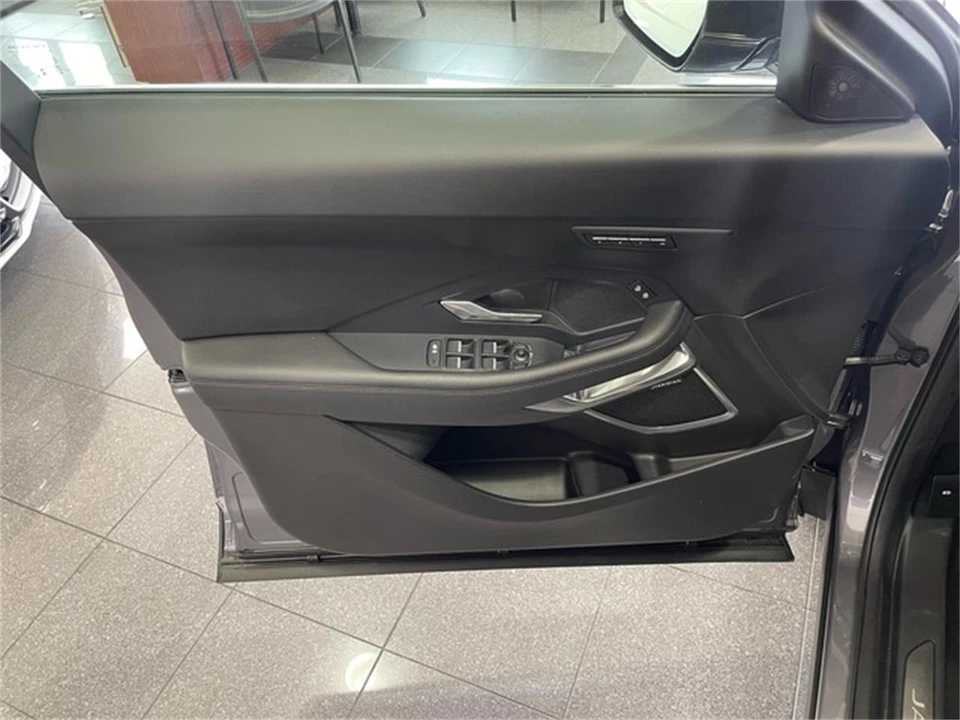 2021 Jaguar E-Pace - Image 22 of 31