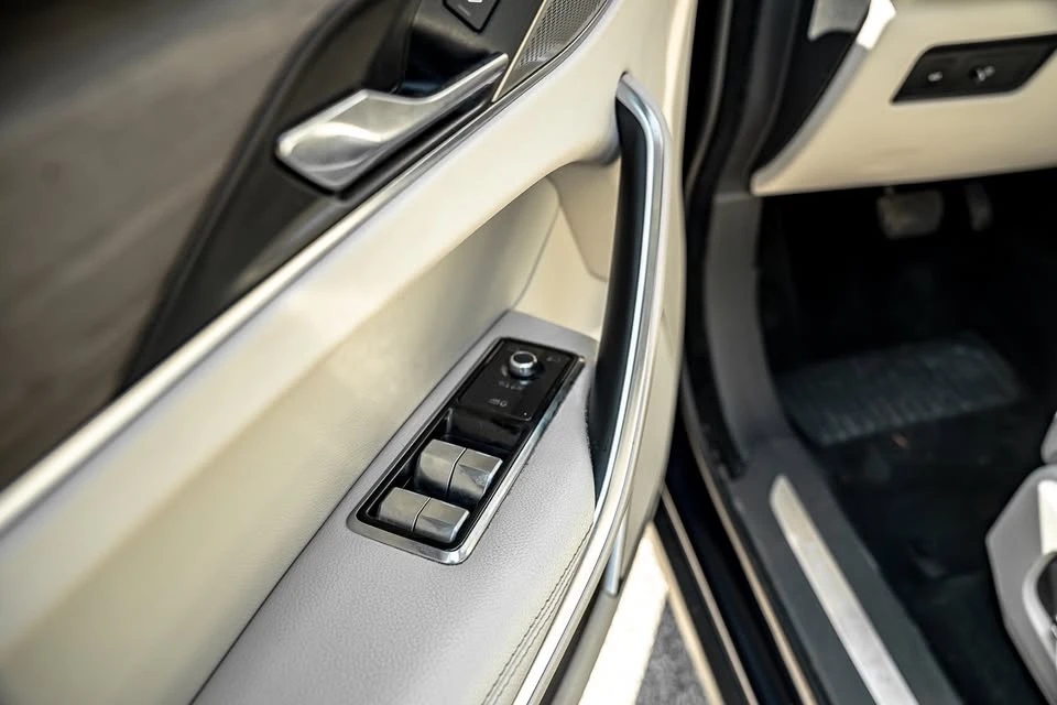 2021 Jaguar F-Pace - Image 7 of 15