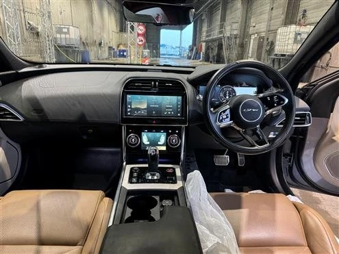 2021 Jaguar XE - Image 9 of 19