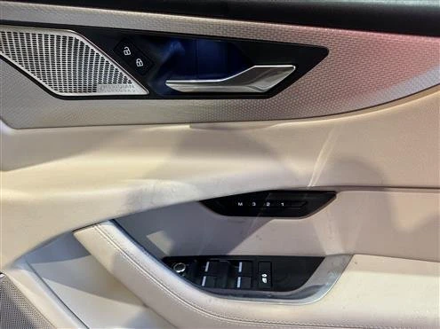 2021 Jaguar XE - Image 13 of 19