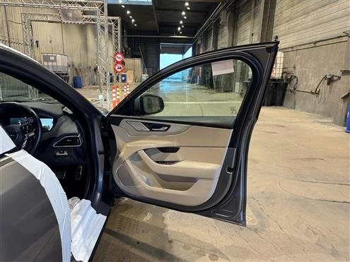 2021 Jaguar XE - Image 17 of 19