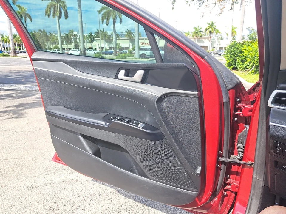 2021 Kia K900 - Image 10 of 21