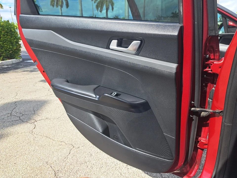 2021 Kia K900 - Image 11 of 21