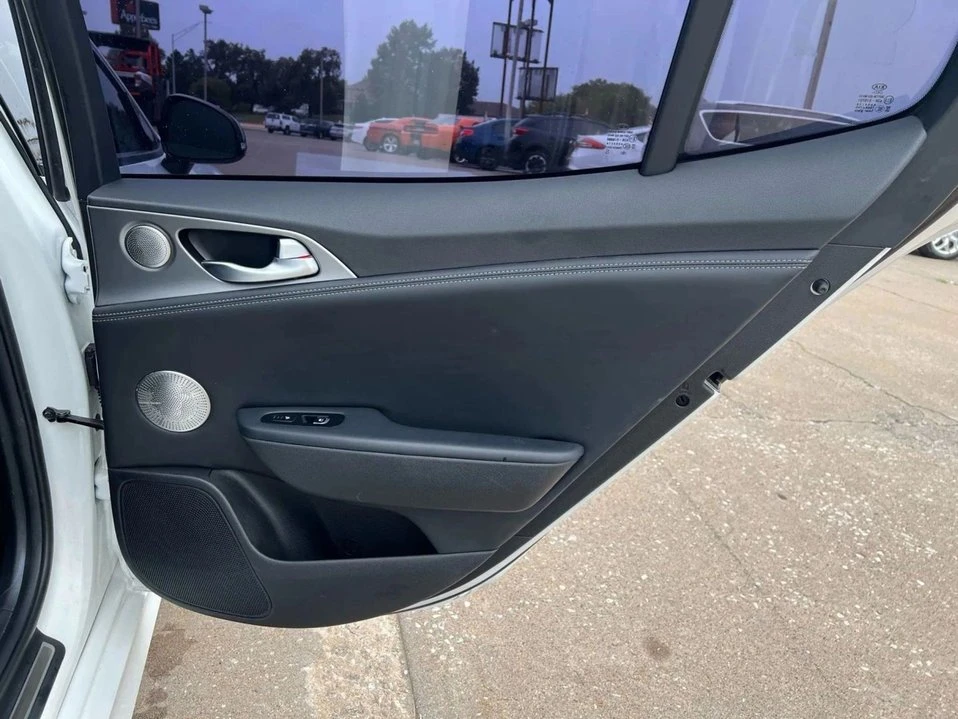 2021 Kia Stinger - Image 16 of 19